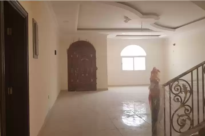 yerleşim Hazır Mülk 5 Yatak Odası U/F Müstakil Villa  satılık içinde Al Sadd , Doha #12618 - 1  image 